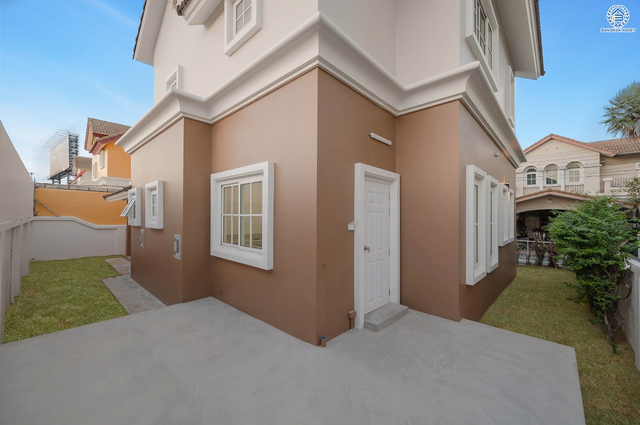 บ้านมือสองตกแต่งใหม่ โครงการ นราวดี  วงแหวน-พระราม5 เนื้อที่กว้าง 58.5 ตร.ว. พื้นที่ใช้สอย 157.3 ตร.ม. ฟังก์ชัน 4  ห้องนอน (ห้องนอนชั้นล่าง 1 ห้อง) 4 ห้องน้ำ 2 ที่จอดรถ บนทำเลติดถนนนครอินทร์ เดินทางง่าย เชื่อมต่อถนนกาญจนาภิเษก, ถนนนครอินทร์, ถนนราชพฤกษ์, ถนนพระราม5 ใกล้จุดขึ้นทางด่วน "ศรีรัช"